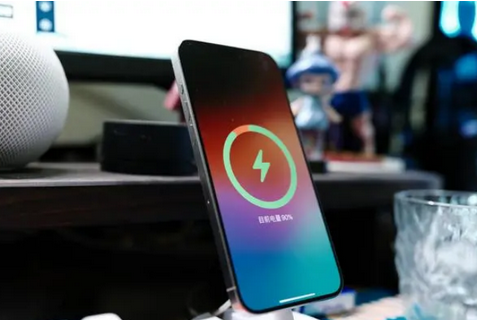 越城苹果15换屏服务分享用什么充电器给iPhone15充电更好 